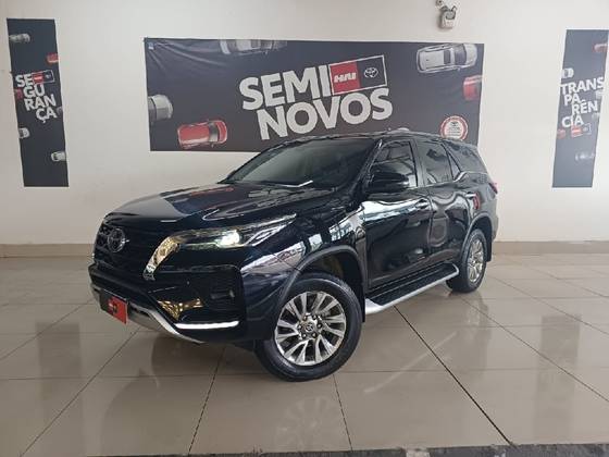 TOYOTA HILUX SW4 2.8 D-4D TURBO DIESEL SRX 7L 4X4 AUTOMÁTICO TOYOTA HILUX SW4 2.8 D-4D TURBO DIESEL SRX 7L 4X4 AUTOMÁTICO